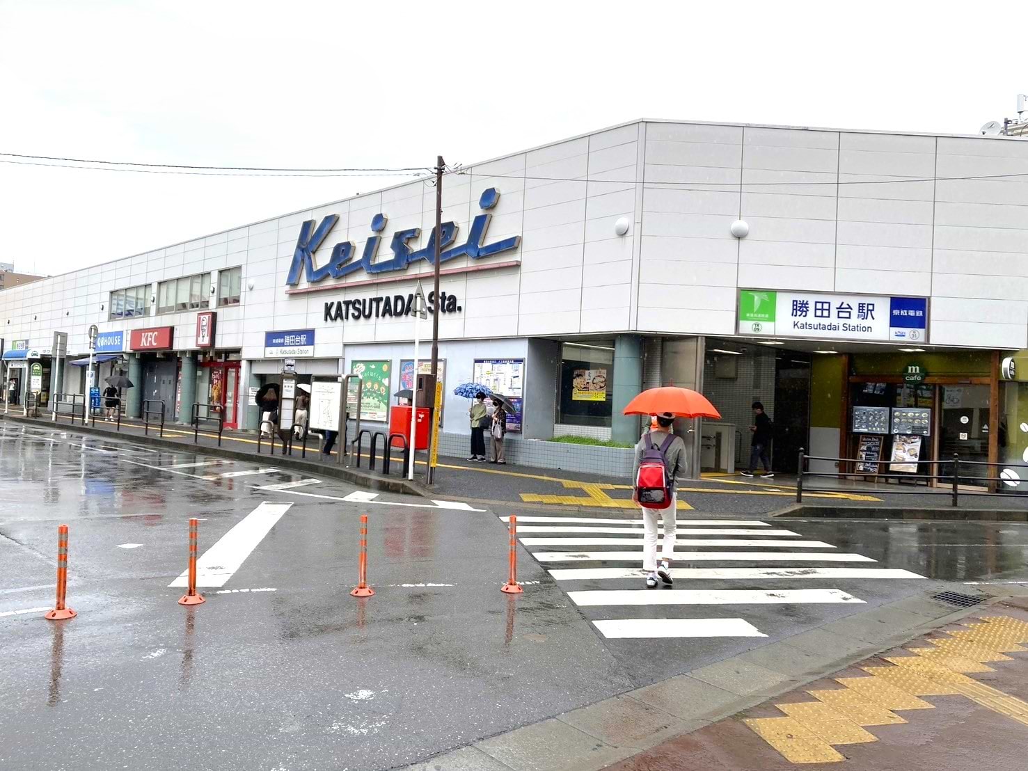 駅南口（A1）を出ます